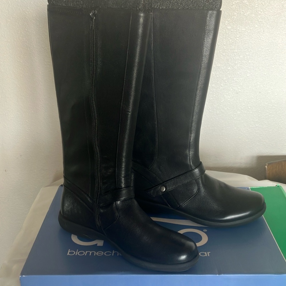 Black size 8 Medium Elena Boot